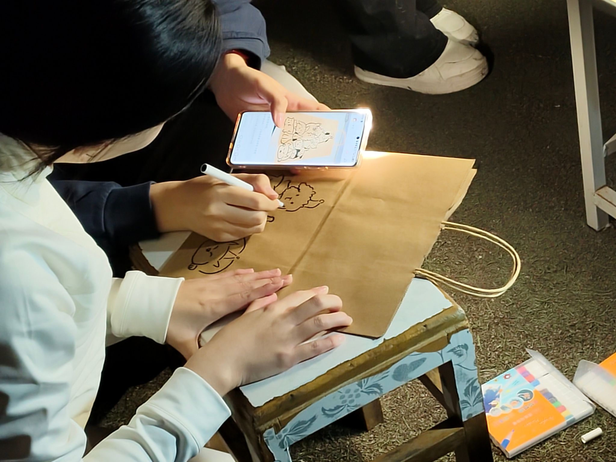 政法青协开展“一笔一画学雷锋，‘袋袋’相传正能量”主题活动