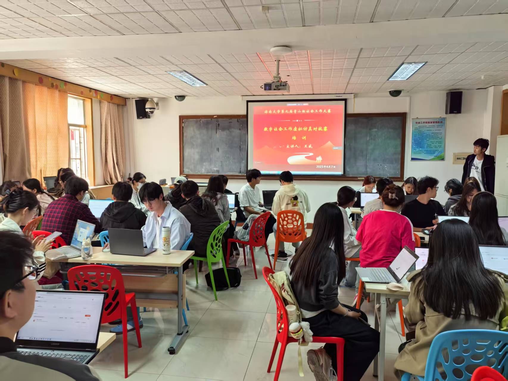 澳门银河app
成功举办数字社会工作虚拟仿真对抗赛赛前培训
