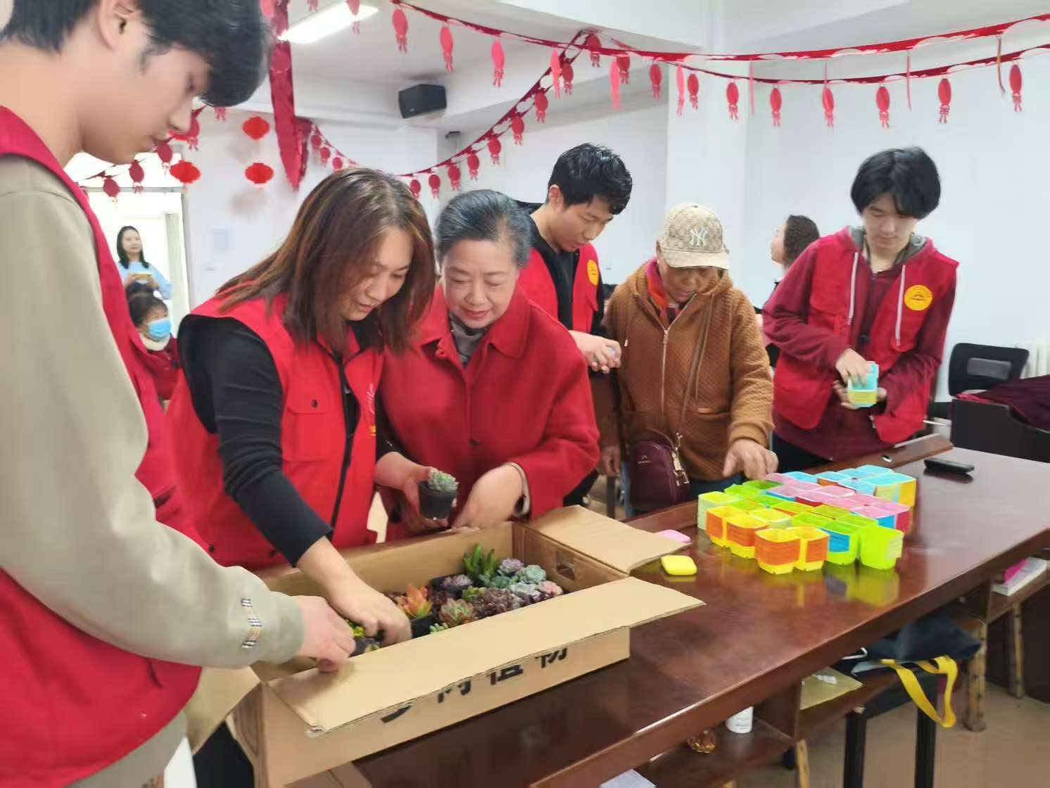 拥抱春天，为爱充“植”——澳门银河app
社工学子协助王官庄街道办事处开展绿色社区宣传活动